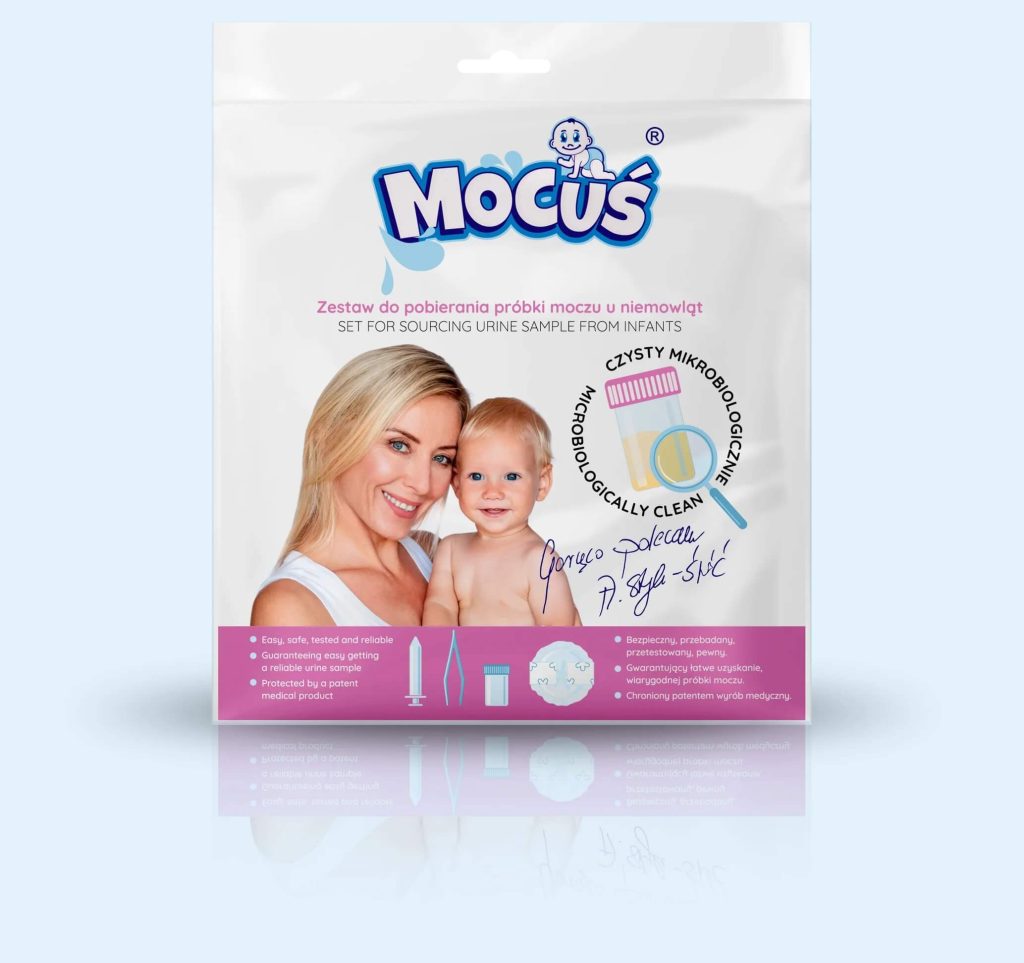 Na zdjęciu znajduje się opakowanie produktu „Mocuś” — zestawu do pobierania próbki moczu u niemowląt. Grafika przedstawia uśmiechniętą kobietę trzymającą dziecko. Na opakowaniu widnieją opisy w języku polskim i angielskim, m.in.. „Czysty mikrobiologicznie” oraz informacje o bezpieczeństwie, wygodzie i bezinwazyjności zestawu.