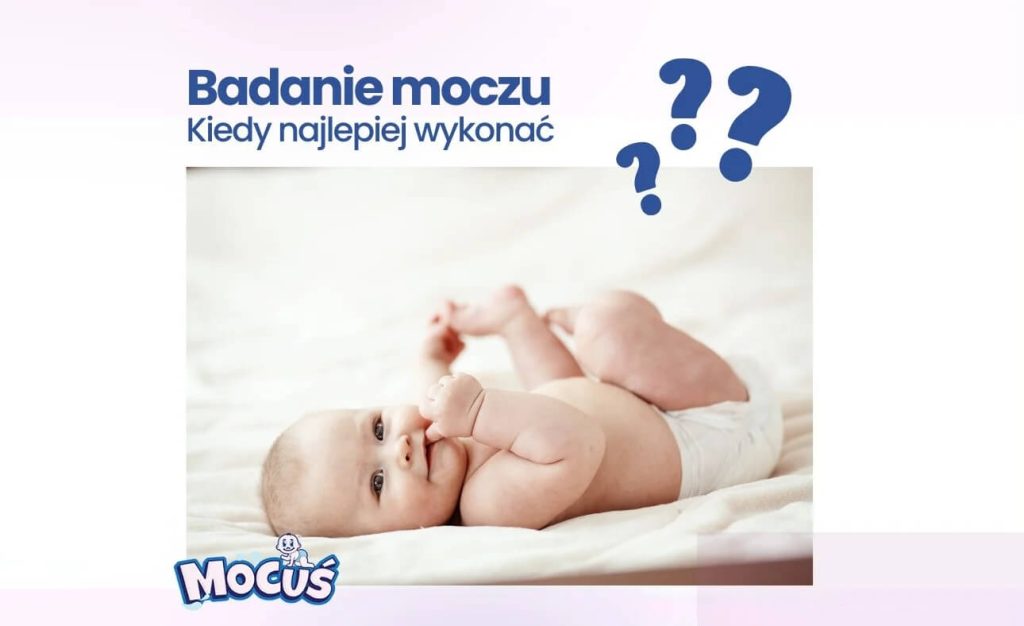 Na zdjęciu widzimy niemowlę leżące na jasnym, miękkim podłożu, ubrane jedynie w pieluszkę. Dziecko patrzy w górę, trzymając jedną rączkę przy ustach, a drugą trzyma swoją stópkę. Nad dzieckiem widnieje napis „Badanie moczu – Kiedy najlepiej wykonać”, a w rogu umieszczono logo „Mocuś” z rysunkową postacią.