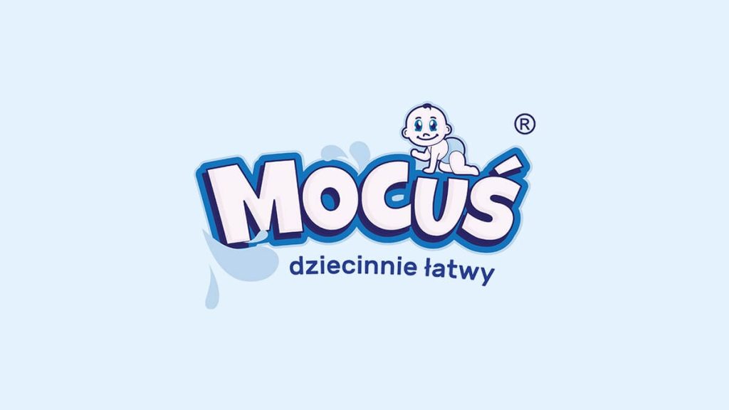Na jasnoniebieskim tle widnieje wyrazisty logotyp „MOCUŚ” zapisany dużymi, stylizowanymi literami. Nad literą „U” znajduje się rysunkowa postać raczkującego niemowlęcia, obok której umieszczono znak ®, podkreślający zarejestrowaną markę. Pod nazwą widnieje hasło „dziecinnie łatwy”.
